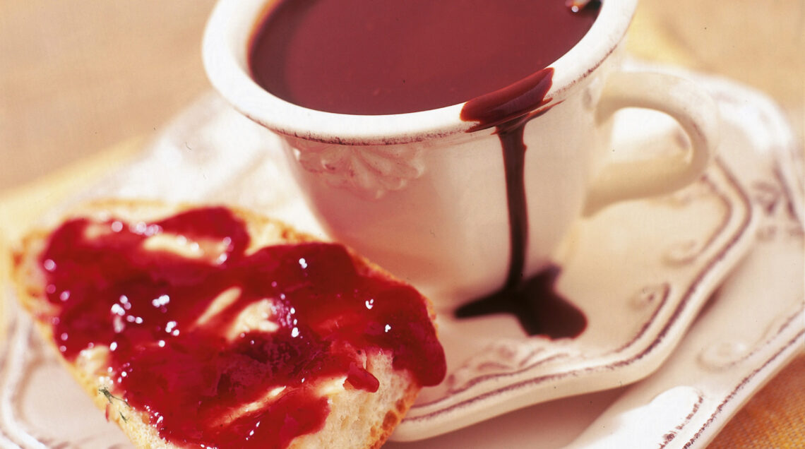 cioccolata-calda-con-pane-burro-e-marmellata