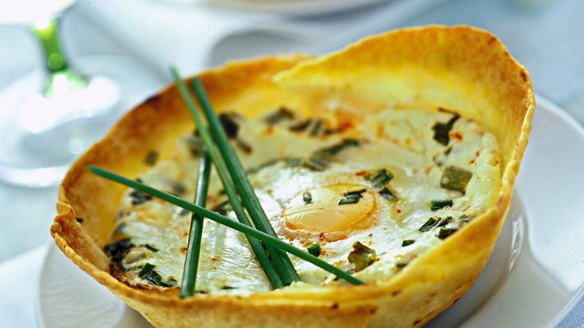 Le ciotoline di tortillas con le uova all’erba cipollina