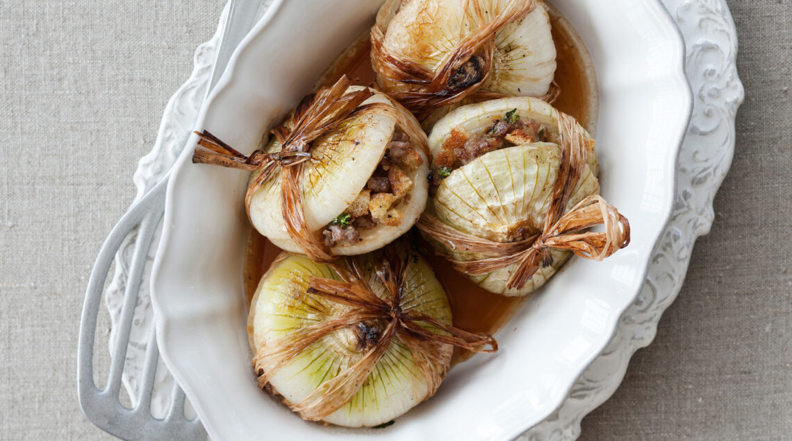 cipolle-con-pane-croccante-e-salamella