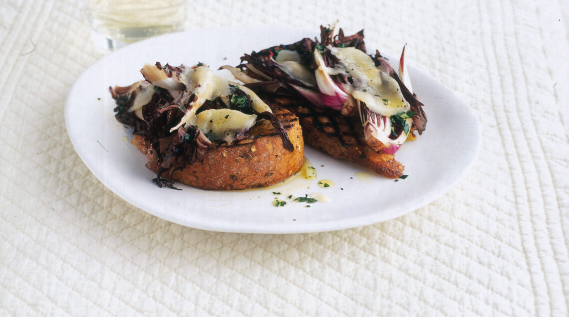 Bruschette-con-radicchio-rosso-grana-e-prezzemolo