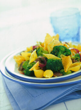 conchiglie-con-broccoletti-e-cialdine-di-pecorino ricetta