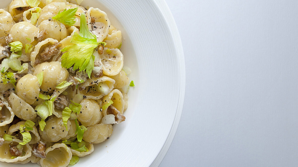 Conchiglie con noci, sedano, Gin e robiola