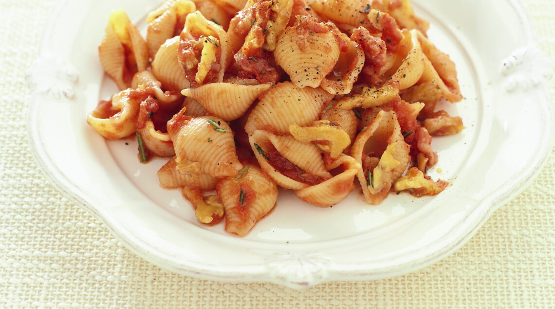 conchiglie-con-pancetta-noci-e-rosmarino ricetta