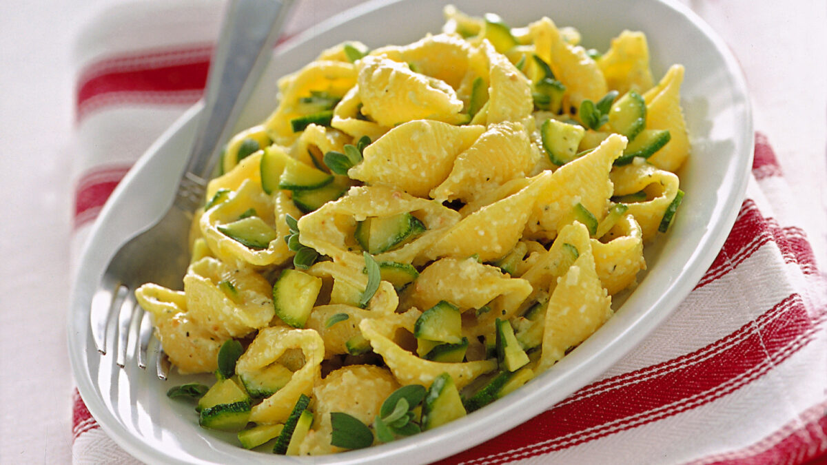 Conchiglie con zucchine, maggiorana e mandorle