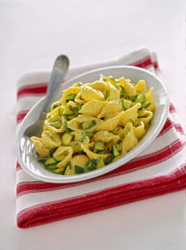 conchiglie-con-zucchine-maggiorana-e-mandorle