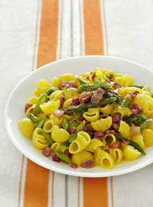 Conchiglie di mais con uova, asparagi e bacon