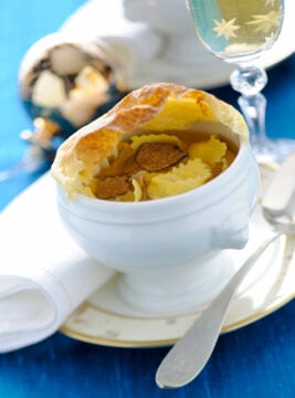 consomme-con-cappelletti-in-crosta foto