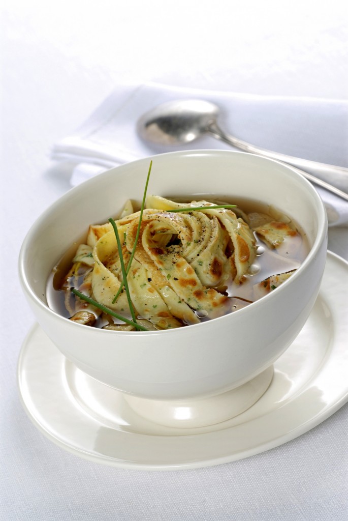 Consommé con fettucce di crespella Sale&Pepe