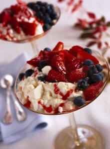 Coppe di fragole, mirtilli e panna