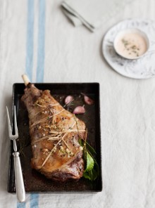 Cosciotto di agnello con salsa all'aglio