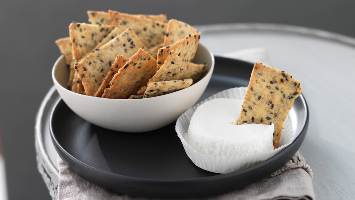 Cracker al sesamo con robiola di capra