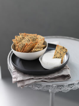 cracker-al sesamo con-robiola-di-capra