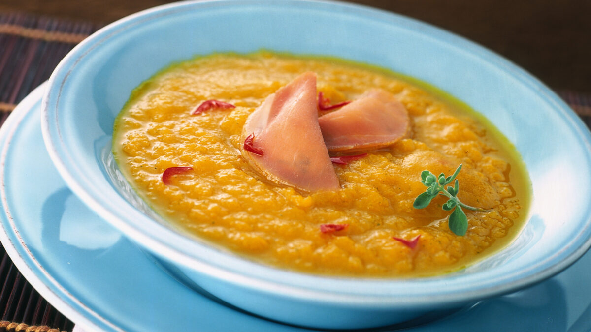 Crema di carote con mezzelune di prosciutto