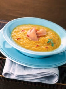crema-di-carote-con-mezzelune-di-prosciutto