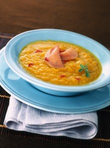La crema di carote con mezzelune di prosciutto