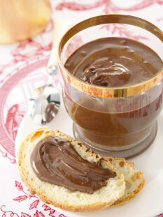 crema-spalmabile-di-cioccolato-e-nocciole