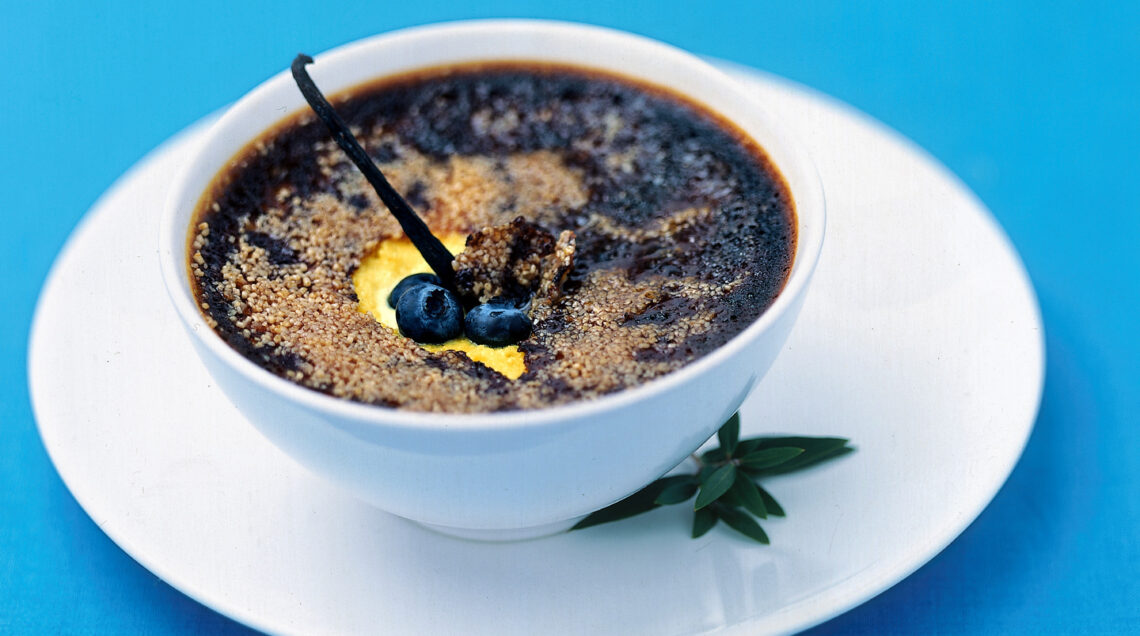 creme-brulee-allo-chevre-con-i-mirtilli