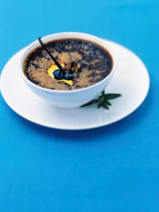 creme-brulee-allo-chevre-con-i-mirtilli