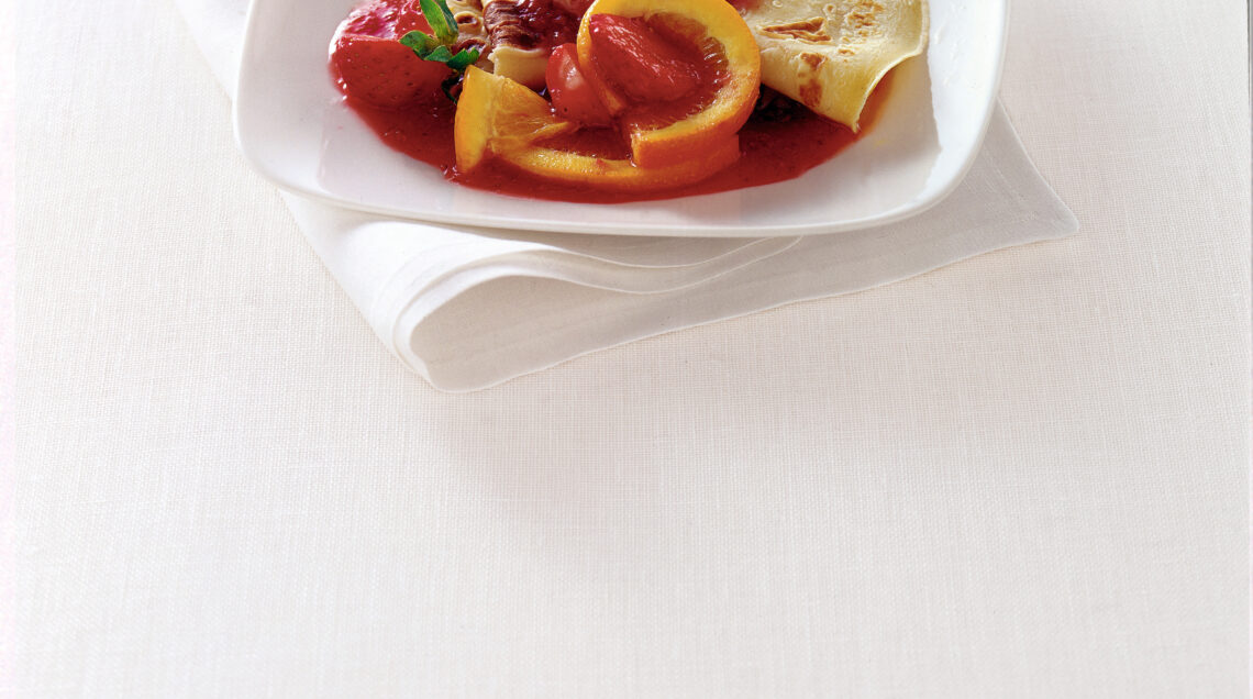 crepes suzettes all-arancia con salsa di fragole ricetta Sale&Pepe