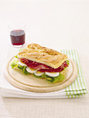 crescia-allantica-con-uova-sode-e-insalata