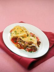 crespelle con chiodini e ricotta in salsa rossa Sale&Pepe