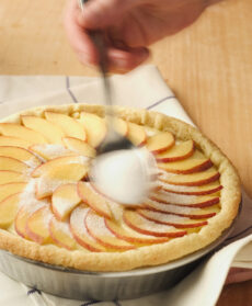 crostata-con-crema-e-pesche immagine