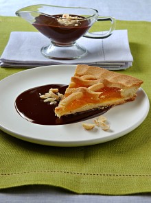 Crostata con salsa di cioccolato amaro
