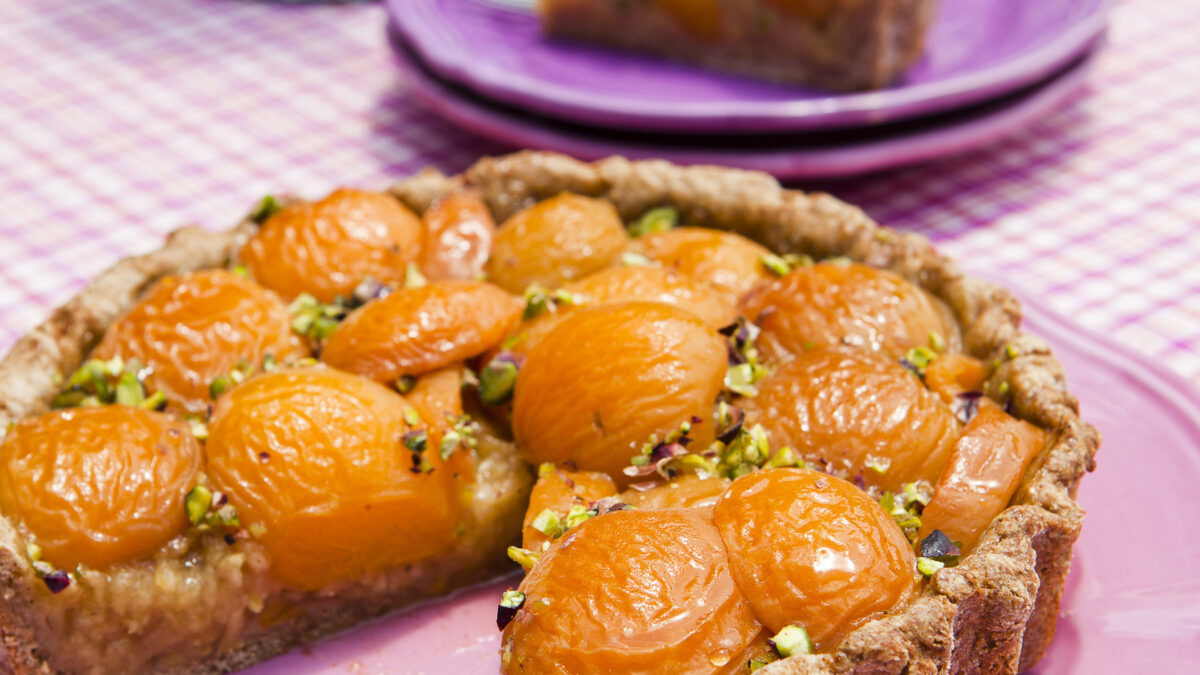 Crostata integrale di albicocche e mele verdi, genuina e primaverile