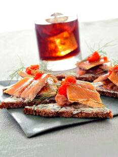 crostini-di-aringa-e-storione-allaneto
