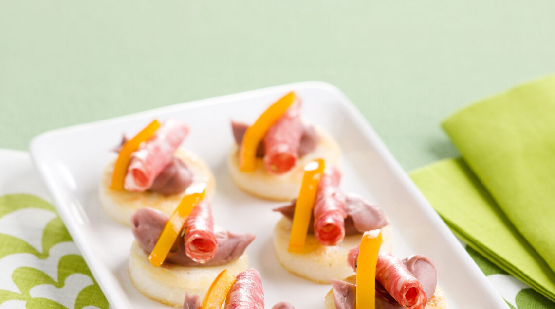 crostini-di-polenta-con-salsa-salame-e-peperoni