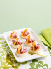 crostini-di-polenta-con-salsa-salame-e-peperoni