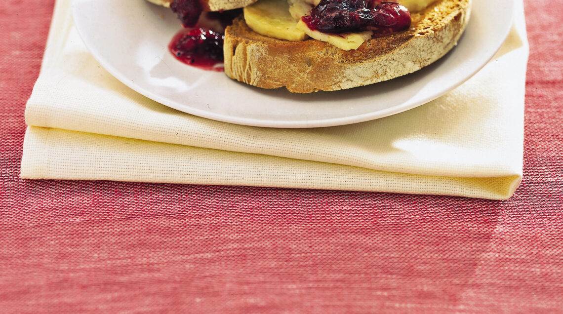 crostoni-di-pane-con-formaggio-di-fossa