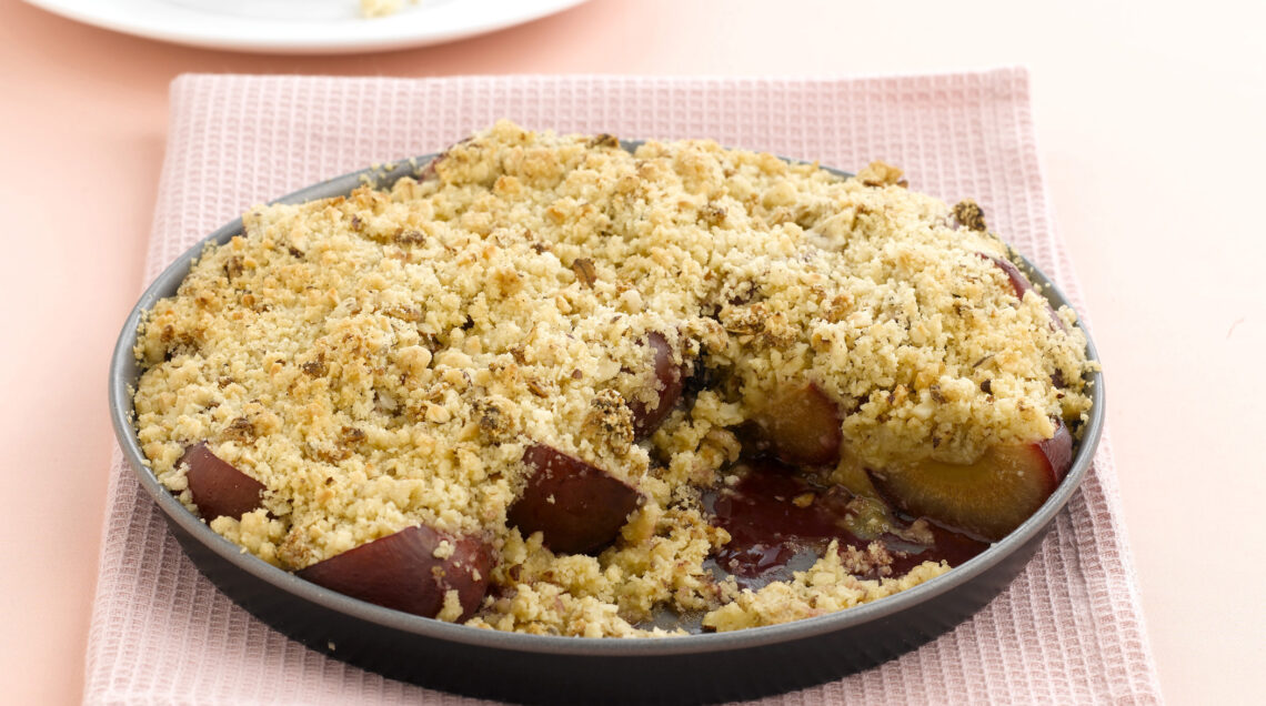 crumble-di-susine-e-nocciole ricetta