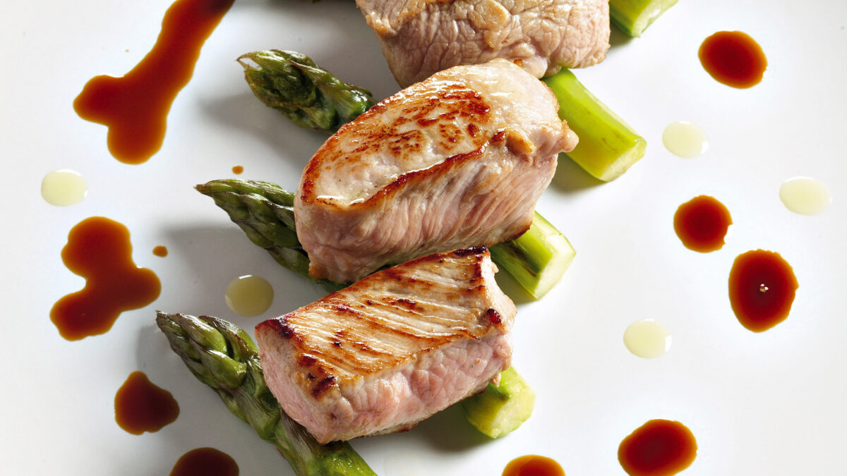 Cubi di vitello marinato alla salvia con asparagi