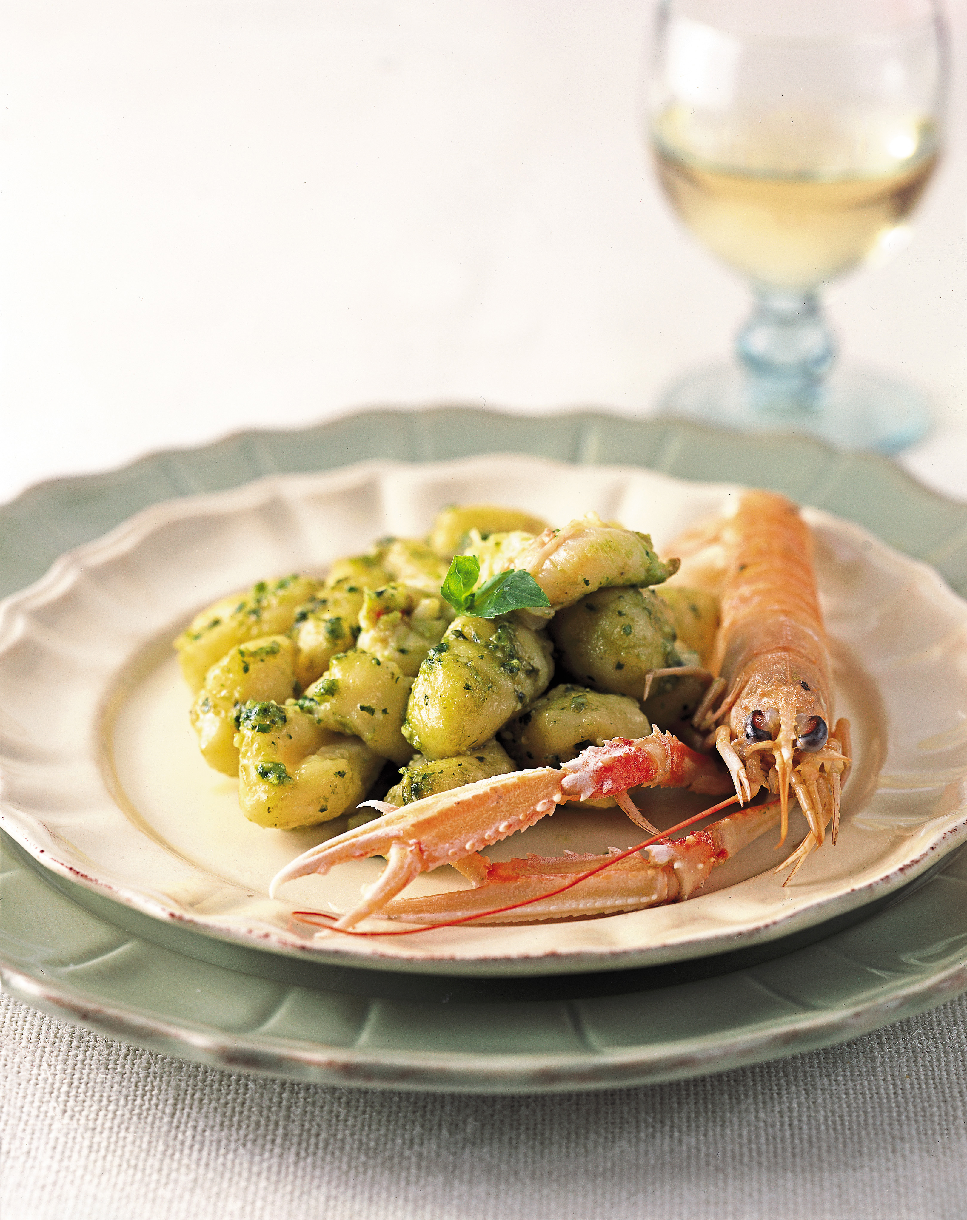 Gnocchi Di Patate Con Pesto Con Dadolata Di Scampi Sale Pepe