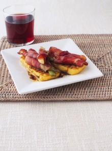 Bruschette di polenta con cipollotti, speck e aceto balsamico