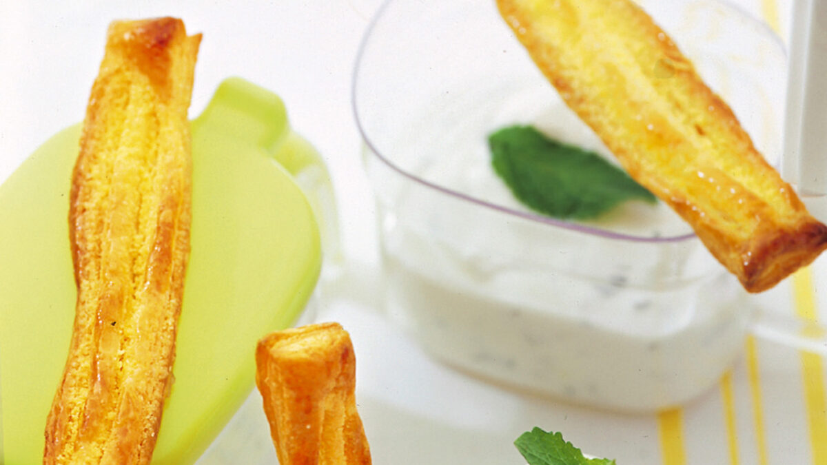 Dip di yogurt con sfogliette e frutta