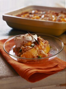 Dolce di pesche con granella speziata