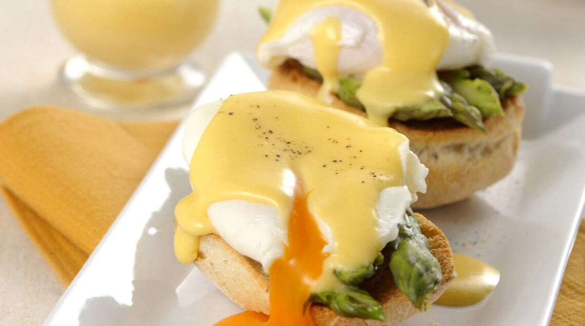 eggs-benedict-con-le-punte-di-asparagi