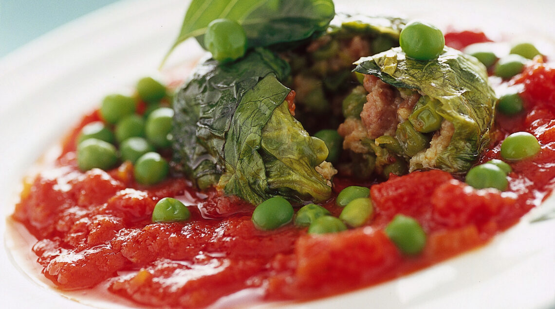 fagottini-di-lattuga-in-salsa-di-pomodoro foto