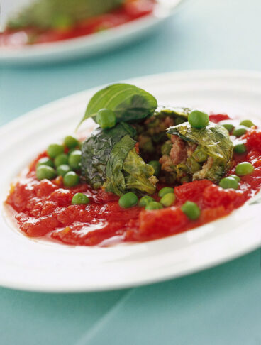 fagottini-di-lattuga-in-salsa-di-pomodoro foto