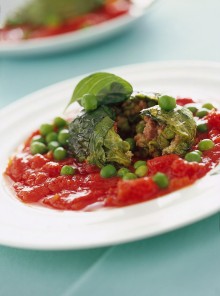 I fagottini di lattuga in salsa di pomodoro
