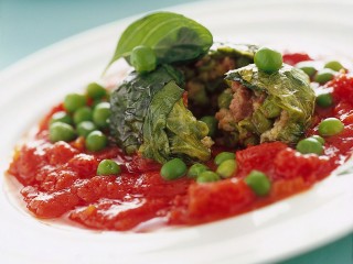 fagottini-di-lattuga-in-salsa-di-pomodoro foto
