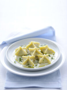 fagottini-di-pane-con-carciofi-alla-romana-fonduta-e-gamberi