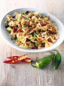 Farfalle con pollo e fagioli in salsa piccante