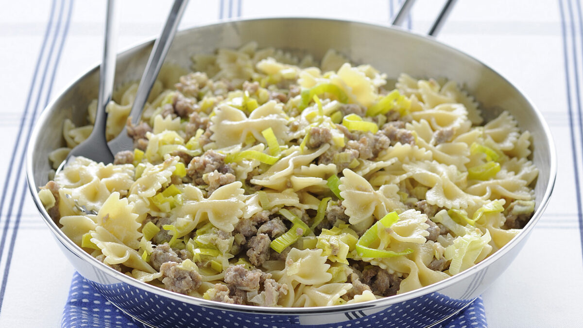 Farfalle con salsiccia, porri e Parmigiano