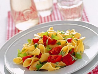farfalline-pomodori-e-basilico ricetta