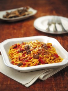 Le fettuccine al pomodoro con rigaglie e funghi