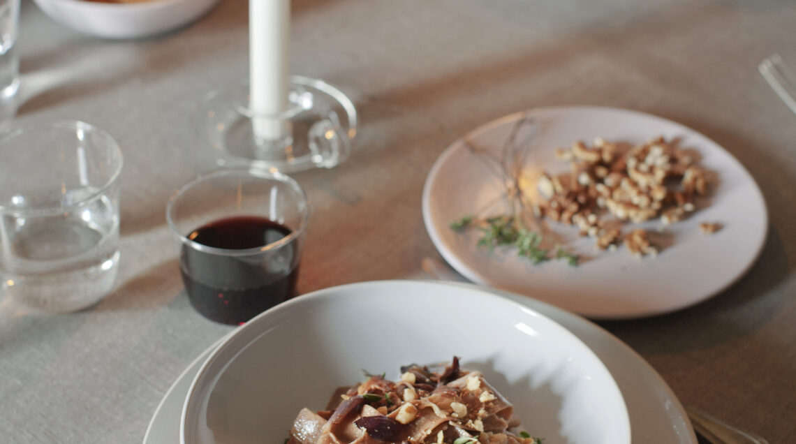 fettuccine-di-farina-di-castagne-con-sugo-di-cipolle ricetta