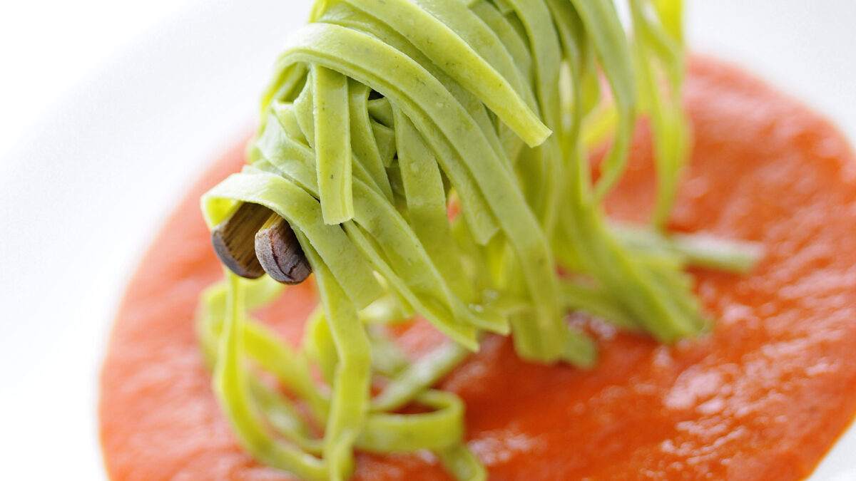Fettuccine verdi con salsa di peperoni e pollo